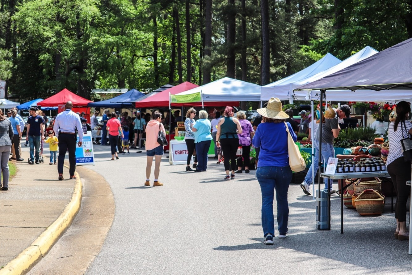 Experience the vibrant atmosphere of Midlothian's local farmers markets.